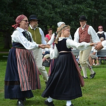 Linderöds folkdanslag och spelmanslag finns på tollarp.biz